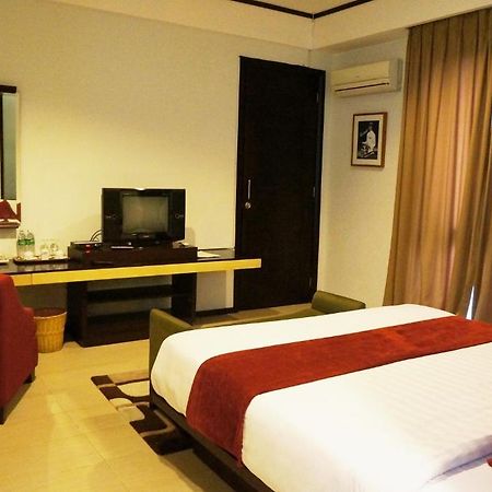 Rumah Nenek Hotel And Restaurant パダン エクステリア 写真